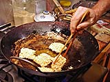 Frying rice crackers