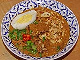 Noodles with beef curry and various toppings